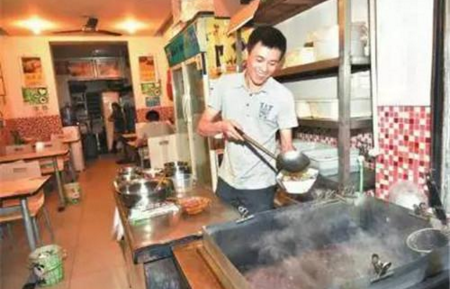 老人吃飯忘付飯錢，餐館老板“理解”感動全國