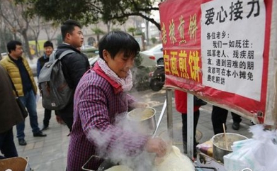 煎餅俠”夫妻：9年為特殊群體提供免費煎餅|餐飲界