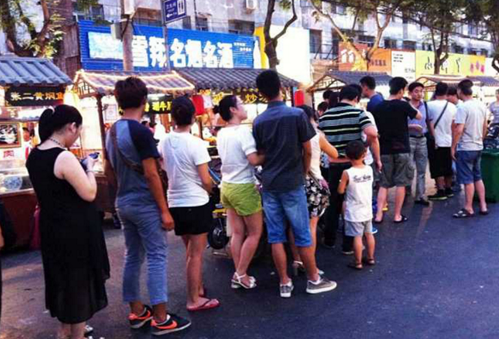 網(wǎng)紅餅店雇人排隊 20人隊伍有7人都是托|餐飲界