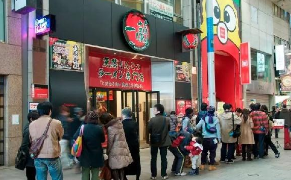 用餐全程無(wú)需交流，一蘭拉面如何治愈“一人食”顧客|餐飲界