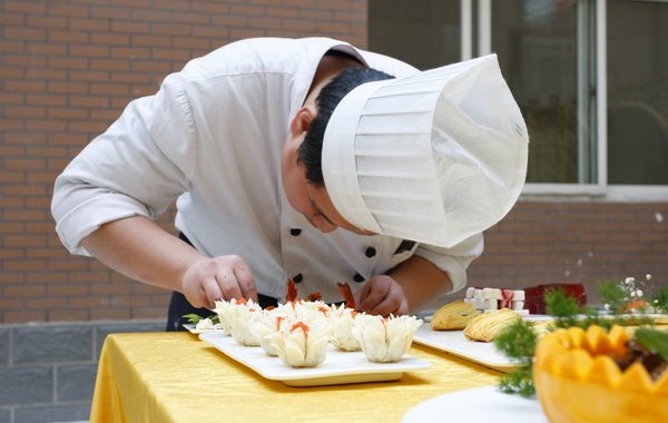 餐飲服務(wù)升級正當(dāng)時，服務(wù)模型、員工管理模式的正確打開方式是？|餐飲界