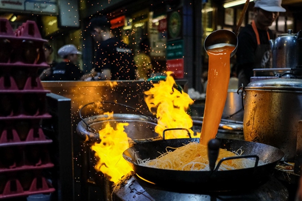 雙手殘疾日賣炒面12小時(shí) 每天僅賺100多元|餐飲界