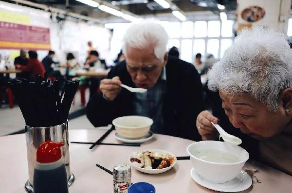 老順德人開的粥店，不僅在香港站穩(wěn)腳跟，還得到了周潤發(fā)的喜歡|餐飲界