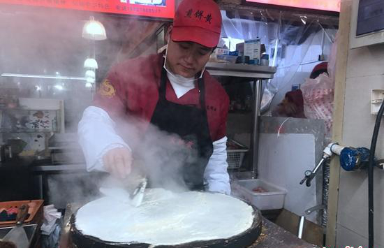 一張煎餅的雙城記：攤煎餅的手轉(zhuǎn)再快也趕不上房價|餐飲界