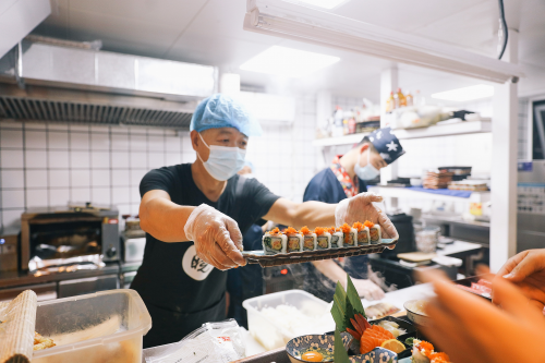 “小吃小喝”火爆 小餐飲獲資本青睞 “曉壽司”估值過億|餐飲界