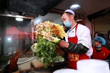 湘下佬老長沙吃貨鋪引領(lǐng)快餐小吃潮流，天水麻辣燙爆火折射消費新趨勢|餐飲界